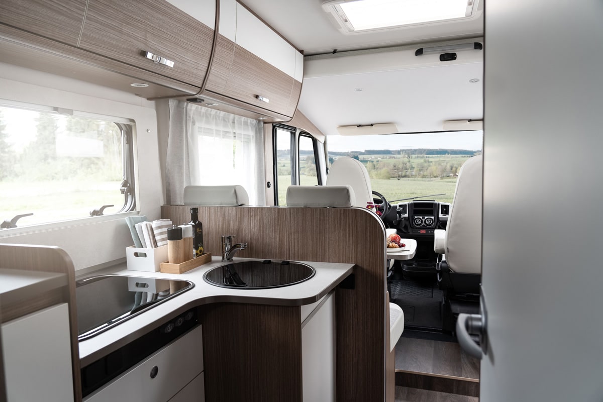 Carado I338 Innenansicht Wohnmobil mieten
